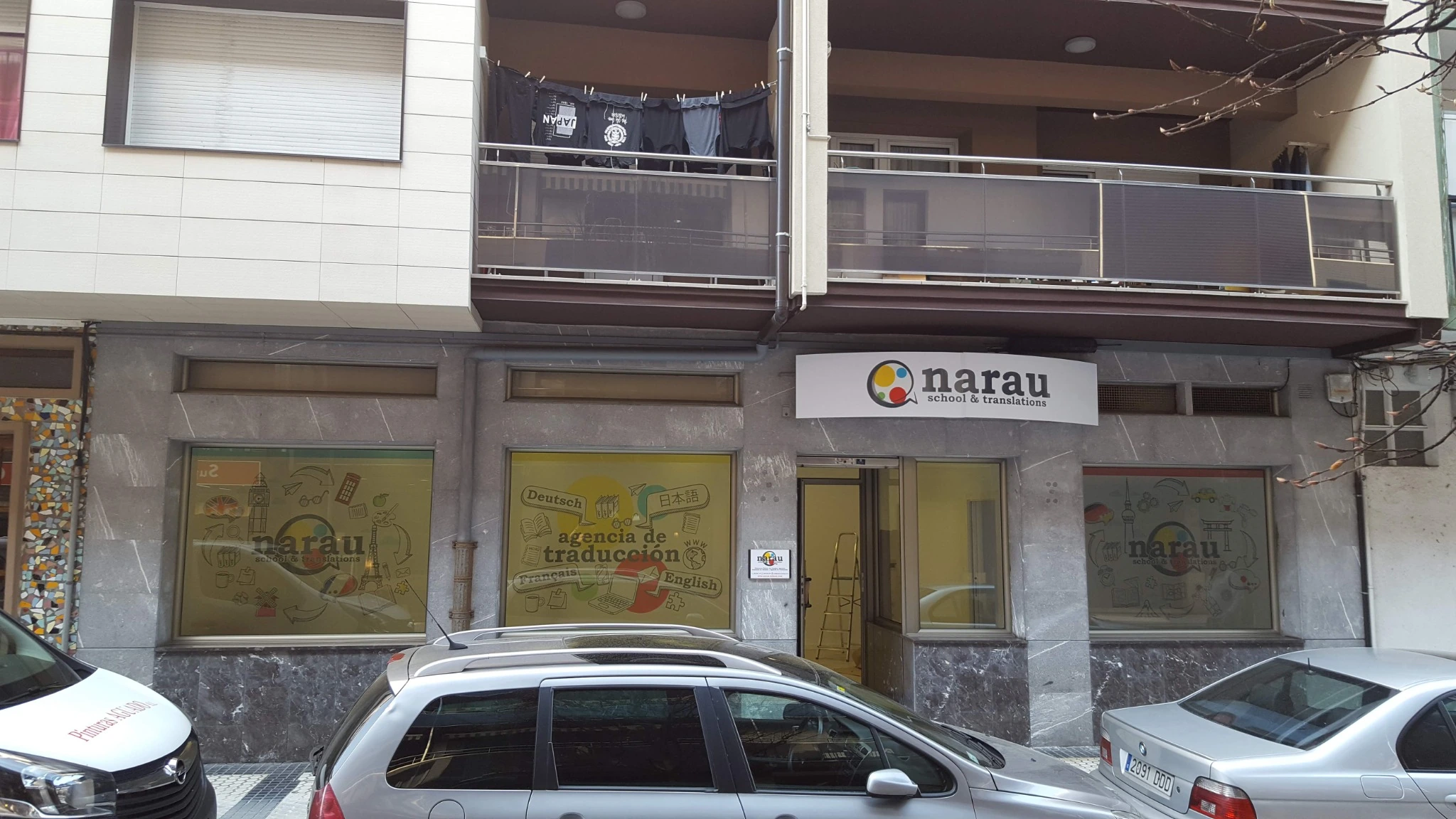 Fotografía de la fachada de NARAU con el rótulo y los escaparates rotulados